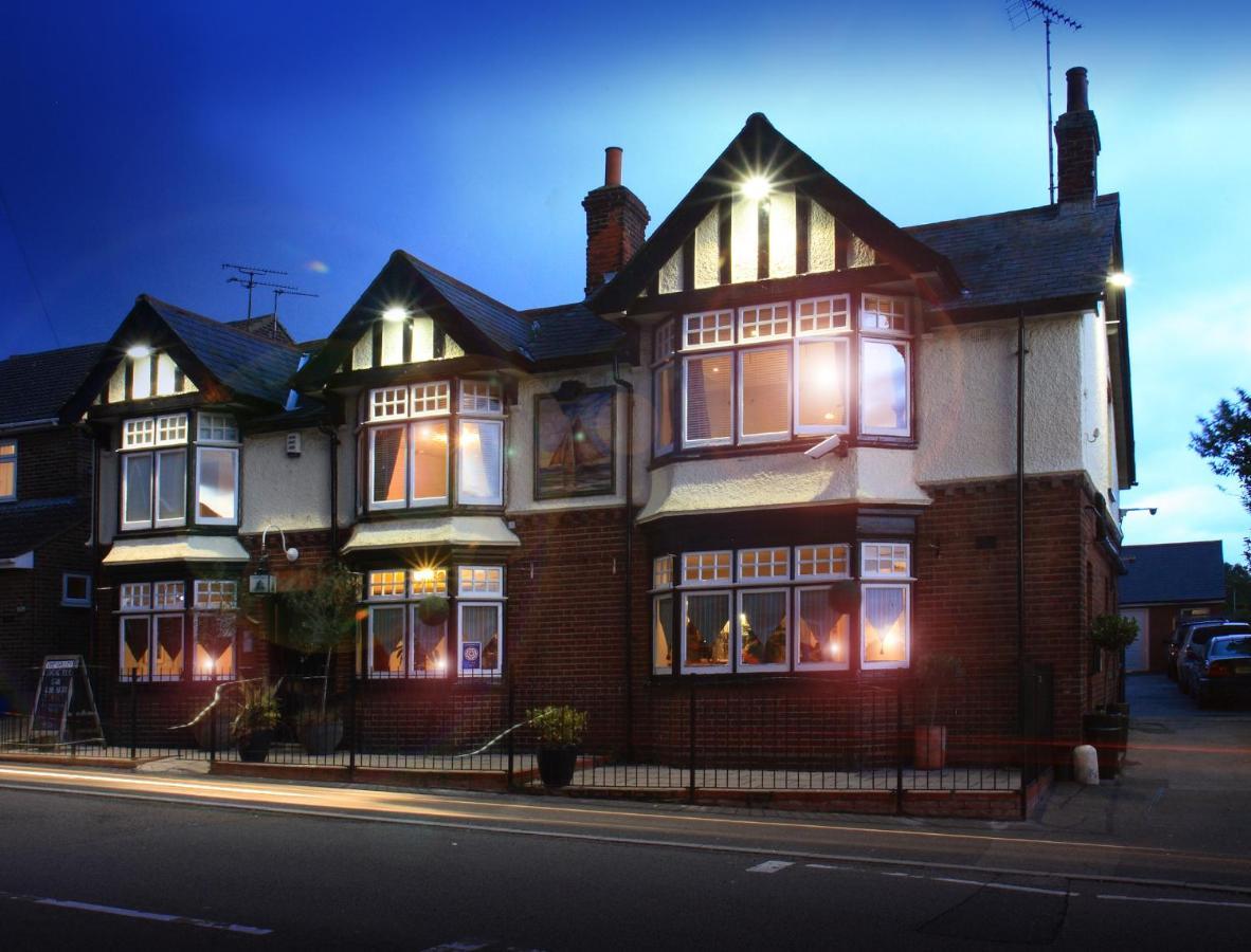 The Oyster Smack Hotel Burnham-on-Crouch Exterior photo